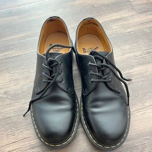 Mens size 10 Dr. Martens Oxford shoes
